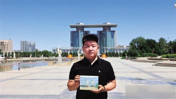 涨中宝 用画笔留住乡愁——“90后”画家张万瑞手绘酒泉地标建筑